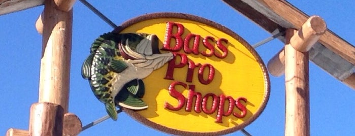 Bass Pro Shops is one of Lugares favoritos de Tammy.