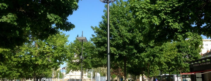 Station République [T1-T2] is one of Tram Dijonnais.