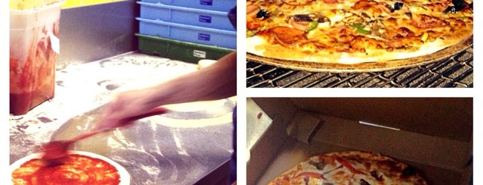 Domino's Pizza is one of สถานที่ที่ Erhan ถูกใจ.