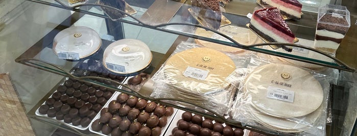 AlMa'ameer Bakeries & Sweets is one of Adam'ın Beğendiği Mekanlar.