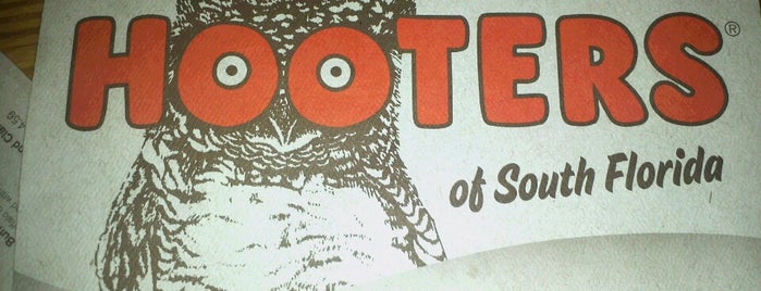 Hooters is one of Tempat yang Disukai Domma.