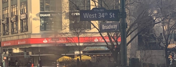 7th Avenue & West 34th Street is one of สถานที่ที่ DaSH ถูกใจ.