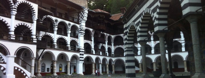 Рилски манастир (Rila Monastery) is one of 100 национални туристически обекта.