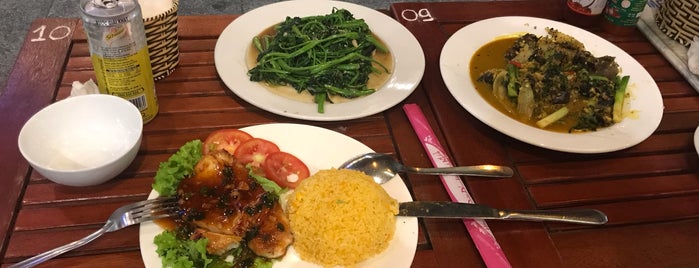 Xuân Trang Cafeteria is one of Sada'nın Beğendiği Mekanlar.