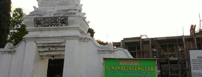 Makam Sunan Bejagung Lor is one of Wisata Religi Spiritual dan Keyakinan Jawa Timur.