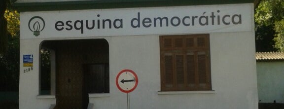 Esquina Democrática is one of locais.