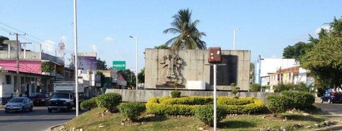 monumento de los caídos is one of Tempat yang Disukai Milton.