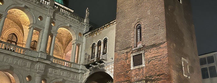 Vicenza is one of città italiane.