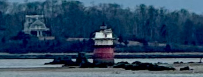 Jetties on Plymouth Harbor is one of entertainment.