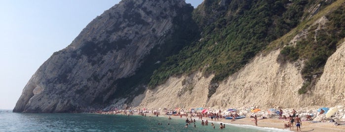 Spiaggia delle Due Sorelle is one of Locais curtidos por Simona.