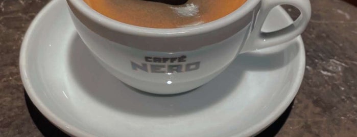 Caffè Nero is one of Makiko : понравившиеся места.