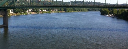 Wheeling Suspension Bridge is one of Jim'in Beğendiği Mekanlar.