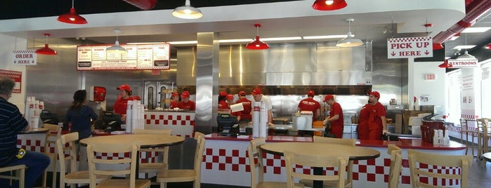 Five Guys is one of Joeさんのお気に入りスポット.