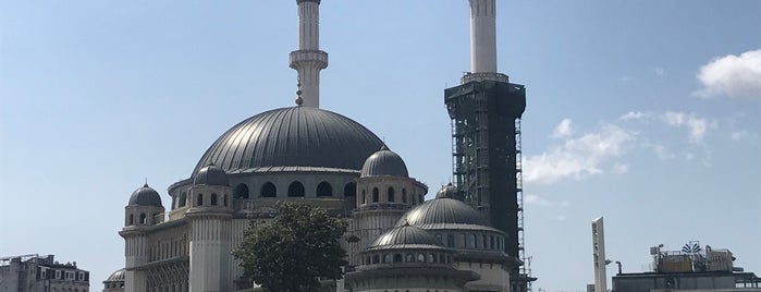 Taksim Meydanı is one of สถานที่ที่ MEHMET YUSUF ถูกใจ.