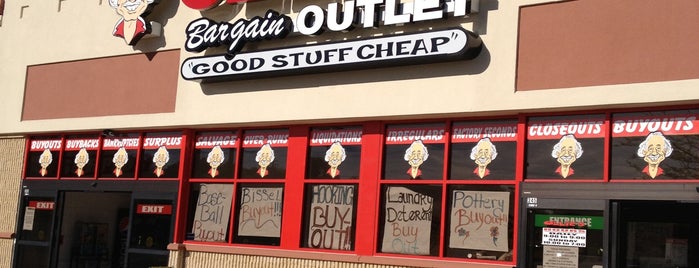 Ollie's Bargain Outlet is one of Terri'nin Beğendiği Mekanlar.