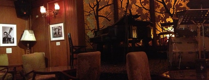 Tap Room Bar @ Manila Hotel is one of Tempat yang Disukai Jayvee.
