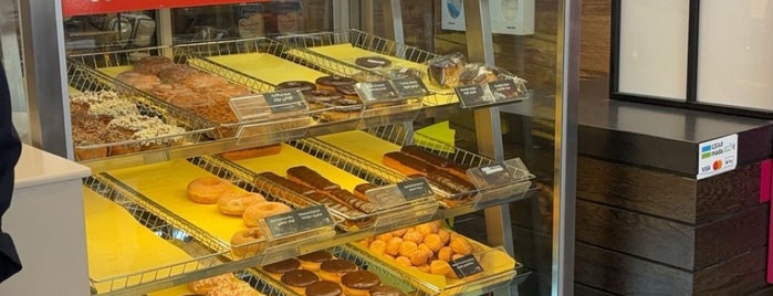 Dunkin Donuts is one of Locais curtidos por Ibra.