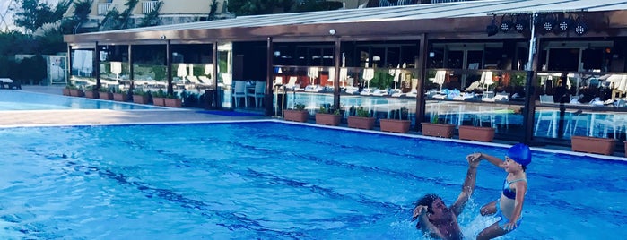 Merit Otel Pool is one of Locais curtidos por Sebahattin.