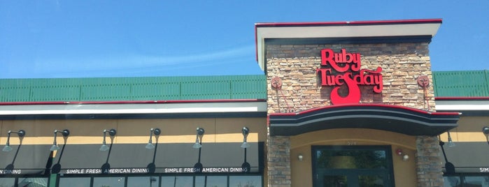 Ruby Tuesday is one of Lugares favoritos de Jim.