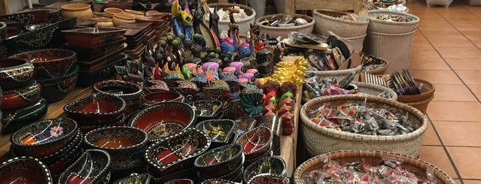 Mayang Bali Art Market is one of Tempat yang Disukai Riann.