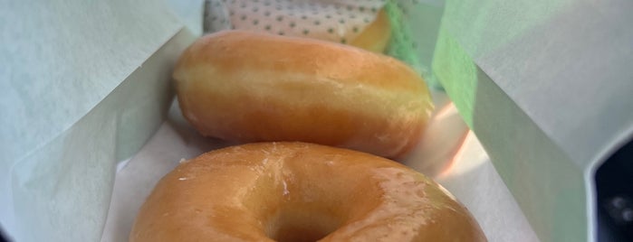 Krispy Kreme Doughnuts is one of Lugares favoritos de Scott.