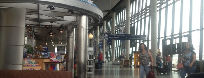 Bradley International Airport (BDL) is one of James'in Beğendiği Mekanlar.