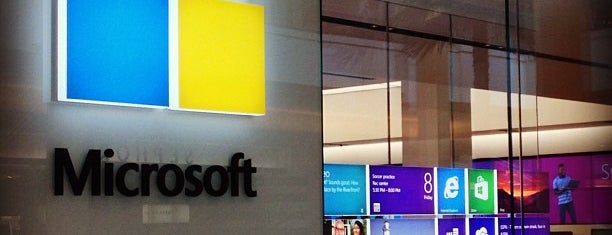 Microsoft Store is one of Orte, die Greg gefallen.