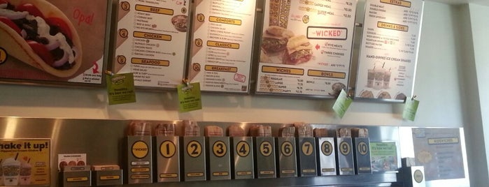 Which Wich? Superior Sandwiches is one of Posti che sono piaciuti a Collin.