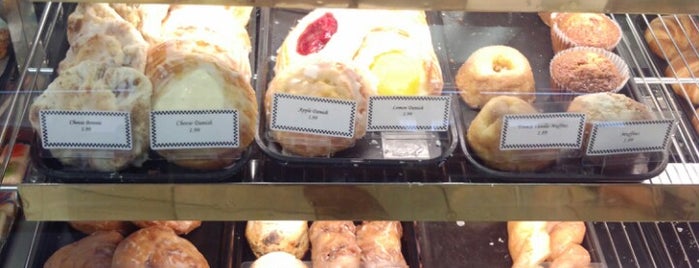 Henri's Bakery and Cafe is one of Dionisiaさんのお気に入りスポット.