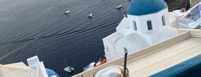 Cliffs of Santorini is one of Nora'nın Beğendiği Mekanlar.