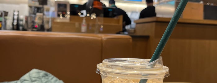 Starbucks is one of Любимые места.