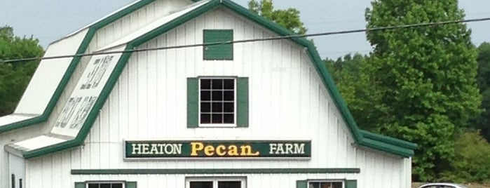 Heaton Pecan Farm is one of สถานที่ที่ The1JMAC ถูกใจ.