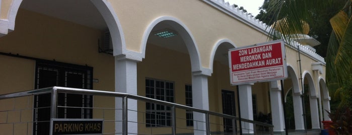 Masjid Sultan Hisamuddin is one of masjid.