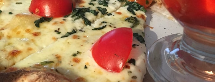 Pizza Vitti is one of Tempat yang Disukai Ebru.