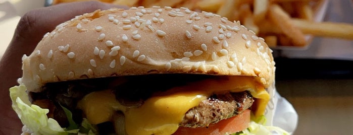 The Habit Burger Grill is one of Locais curtidos por Roger.