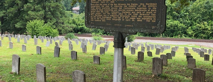 Rose Hill Cemetery is one of Lizzie'nin Beğendiği Mekanlar.