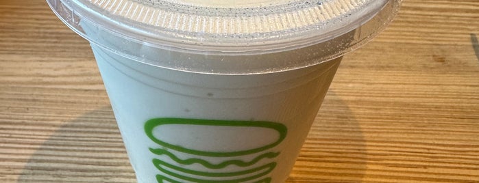 Shake Shack is one of Бургеры в Хьюстоне.