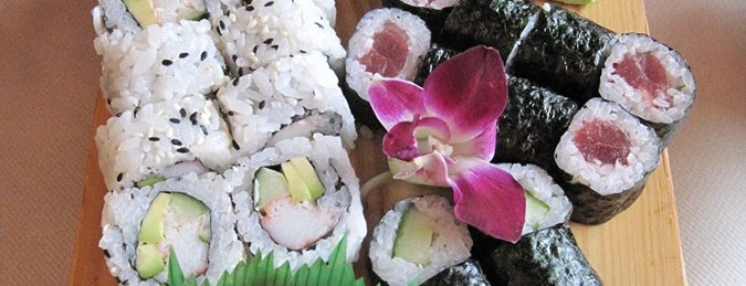 Umi Sushi & Asian Cuisine is one of Locais salvos de Atif.