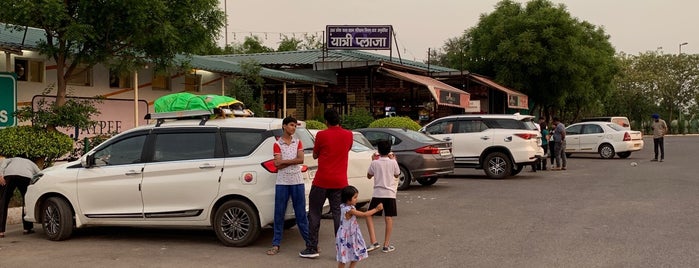 Mathura Rest Stop, Yamuna Expressway is one of Tammy'ın Beğendiği Mekanlar.
