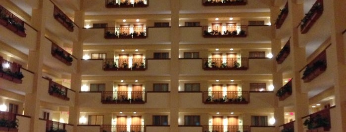 Embassy Suites by Hilton is one of John 님이 좋아한 장소.