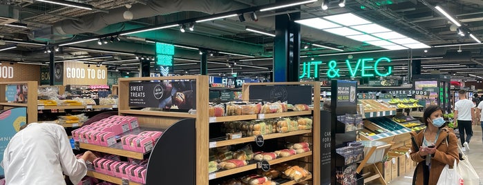 M&S Foodhall is one of Lugares favoritos de Jason.