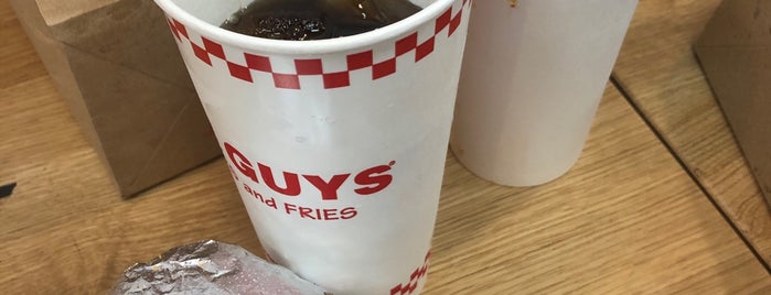 Five Guys is one of Philさんのお気に入りスポット.