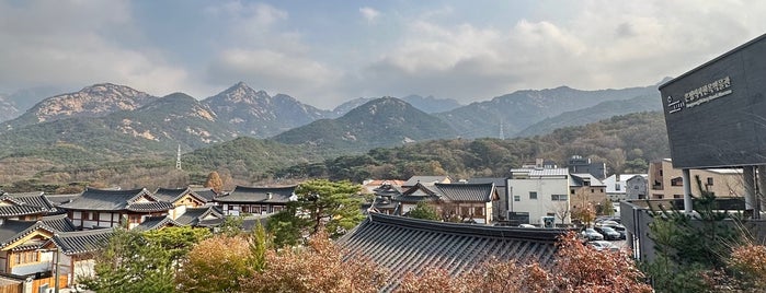 Eunpyeong Hanok Village is one of Tempat yang Disukai Michael.
