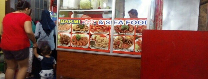 Seafood 99 is one of สถานที่ที่ donnell ถูกใจ.