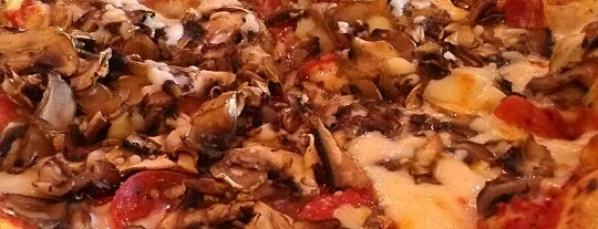 Rocco's Ristorante Pizzeria is one of Posti che sono piaciuti a Les.