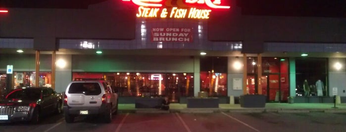 Red Sky Steak & Fishhouse is one of Orte, die Jeffrey gefallen.