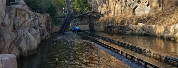 Thunder falls is one of Tempat yang Disukai Dewy.