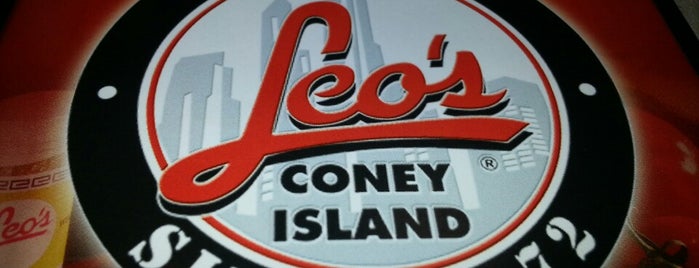 Leo's Coney Island is one of Locais curtidos por David.