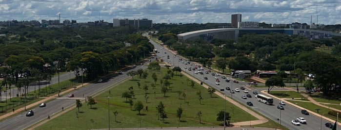 Churchill Lounge Bar Cigar Jazz Club is one of happy hour em Brasília.