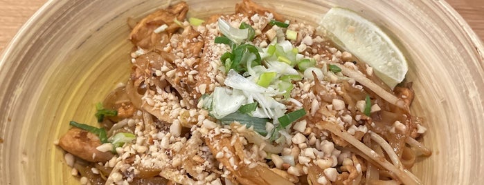 Pitaya Thai Street Food is one of Lugares favoritos de Chris.